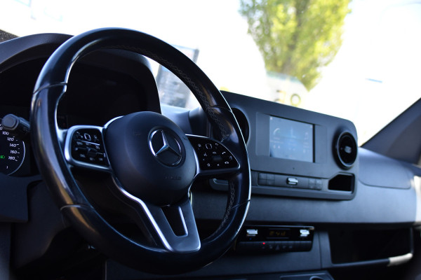 Mercedes-Benz Sprinter 319 1.9 CDI L2H2 RWD Black Edition Camera, Cruise, Carplay, LED, 190pk, Multimedia, Automaat, Geveerde stoel, Sensoren, Trekhaak, Uniek!