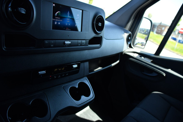Mercedes-Benz Sprinter 319 1.9 CDI L2H2 RWD Black Edition Camera, Cruise, Carplay, LED, 190pk, Multimedia, Automaat, Geveerde stoel, Sensoren, Trekhaak, Uniek!