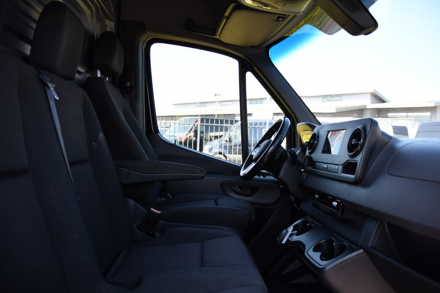 Mercedes-Benz Sprinter 319 1.9 CDI L2H2 RWD Black Edition Camera, Cruise, Carplay, LED, 190pk, Multimedia, Automaat, Geveerde stoel, Sensoren, Trekhaak, Uniek!