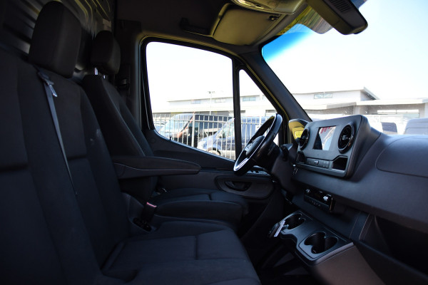 Mercedes-Benz Sprinter 319 1.9 CDI L2H2 RWD Black Edition Camera, Cruise, Carplay, LED, 190pk, Multimedia, Automaat, Geveerde stoel, Sensoren, Trekhaak, Uniek!