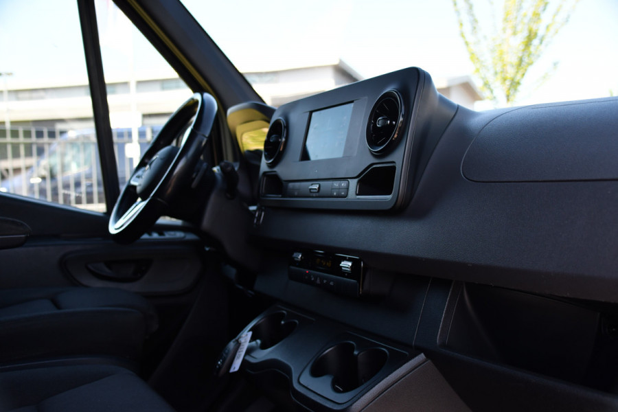 Mercedes-Benz Sprinter 319 1.9 CDI L2H2 RWD Black Edition Camera, Cruise, Carplay, LED, 190pk, Multimedia, Automaat, Geveerde stoel, Sensoren, Trekhaak, Uniek!