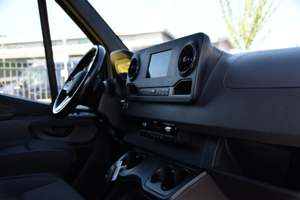 Mercedes-Benz Sprinter 319 1.9 CDI L2H2 RWD Black Edition Camera, Cruise, Carplay, LED, 190pk, Multimedia, Automaat, Geveerde stoel, Sensoren, Trekhaak, Uniek!