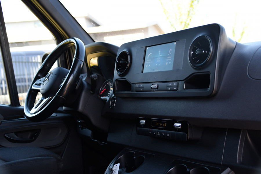 Mercedes-Benz Sprinter 319 1.9 CDI L2H2 RWD Black Edition Camera, Cruise, Carplay, LED, 190pk, Multimedia, Automaat, Geveerde stoel, Sensoren, Trekhaak, Uniek!