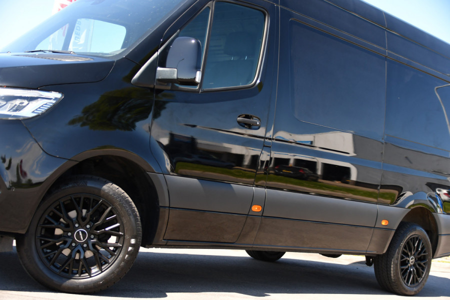 Mercedes-Benz Sprinter 319 1.9 CDI L2H2 RWD Black Edition Camera, Cruise, Carplay, LED, 190pk, Multimedia, Automaat, Geveerde stoel, Sensoren, Trekhaak, Uniek!