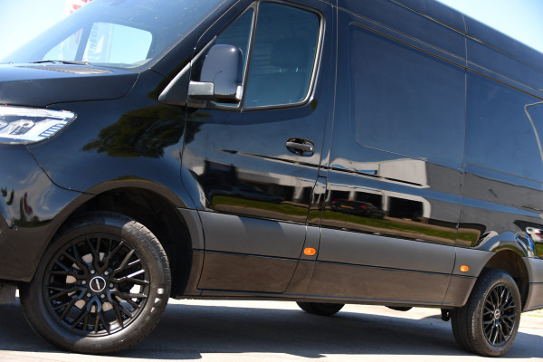 Mercedes-Benz Sprinter 319 1.9 CDI L2H2 RWD Black Edition Camera, Cruise, Carplay, LED, 190pk, Multimedia, Automaat, Geveerde stoel, Sensoren, Trekhaak, Uniek!