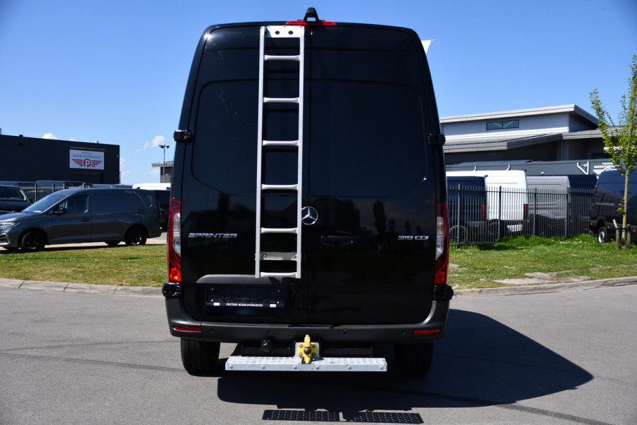 Mercedes-Benz Sprinter 319 1.9 CDI L2H2 RWD Black Edition Camera, Cruise, Carplay, LED, 190pk, Multimedia, Automaat, Geveerde stoel, Sensoren, Trekhaak, Uniek!