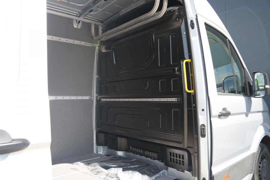 Volkswagen Crafter 35 2.0 TDI L4H3 140pk Automaat - ACC - LED - Geveerde Stoel - Carplay - Camera - Betimmering - Rijklaar