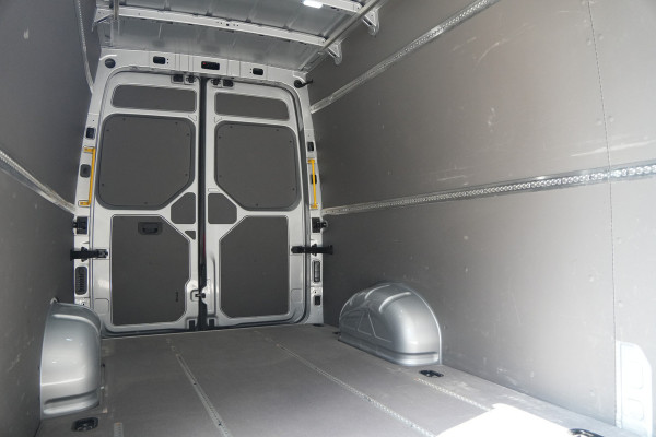 Volkswagen Crafter 35 2.0 TDI L4H3 140pk Automaat - ACC - LED - Geveerde Stoel - Carplay - Camera - Betimmering - Rijklaar