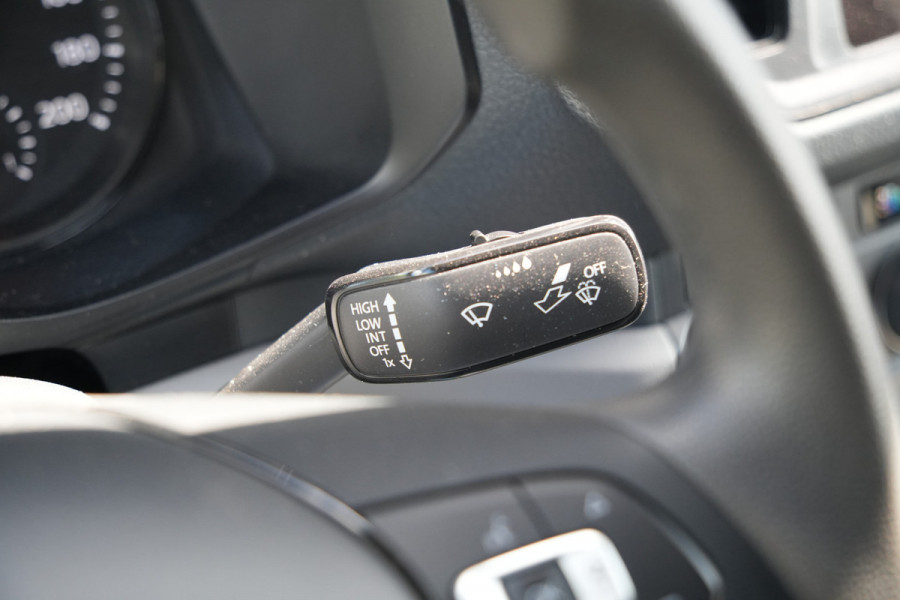 Volkswagen Crafter 35 2.0 TDI L4H3 140pk Automaat - ACC - LED - Geveerde Stoel - Carplay - Camera - Betimmering - Rijklaar