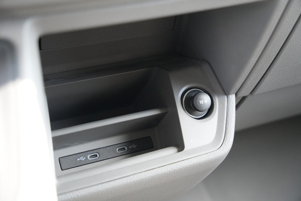 Volkswagen Crafter 35 2.0 TDI L4H3 140pk Automaat - ACC - LED - Geveerde Stoel - Carplay - Camera - Betimmering - Rijklaar