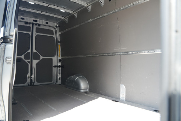 Volkswagen Crafter 35 2.0 TDI L4H3 140pk Automaat - ACC - LED - Geveerde Stoel - Carplay - Camera - Betimmering - Rijklaar