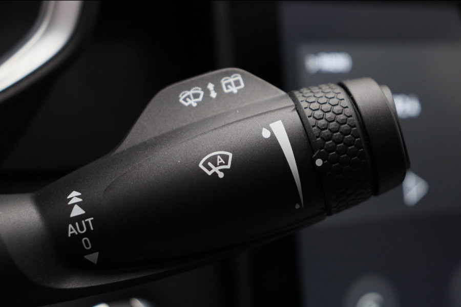 Lynk & Co 01 1.5 261PK Plug-in Hybrid *Zwarte Hemel * Trekhaak * 360° Camera Pano/dak Apple/Carplay Adaptive/Cruise