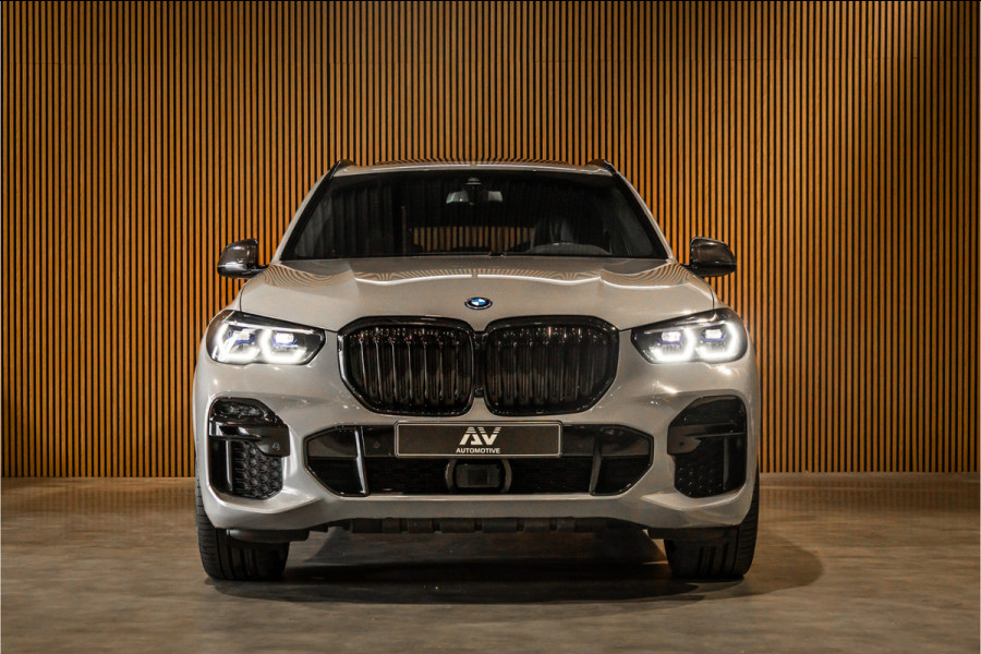 BMW X5 xDrive45e M-Sport | Panorama | Laser | H&K | Trekhaak | Carbon | ACC | Massage | Stoelventilatie | Nardo Grey | Dealer onderhouden