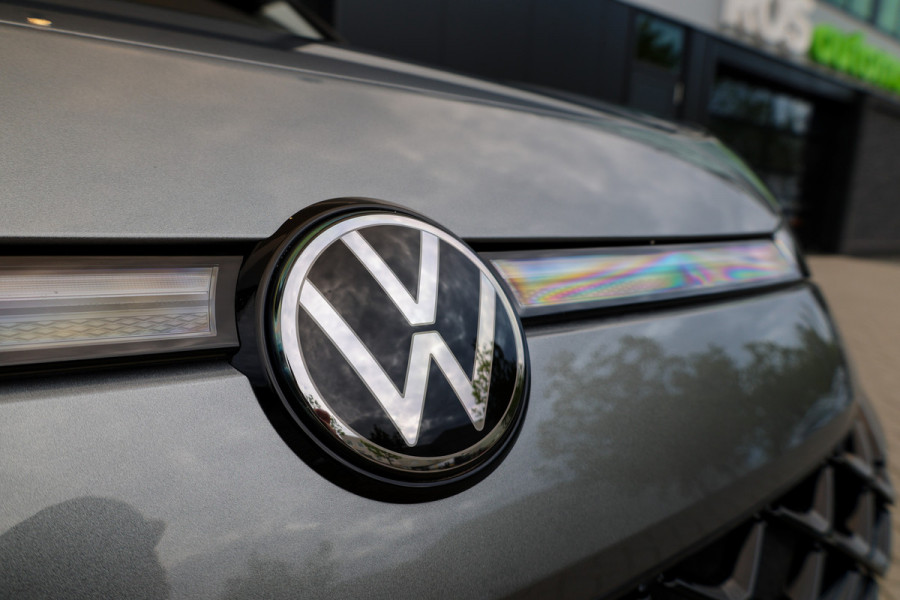 Volkswagen T-Roc 1.5 eTsi R-Line First Edition | NIEUW MODEL | BTW | CAMERA | ELEK.TREKHAAK | ACC | STUURVERWARMING |
