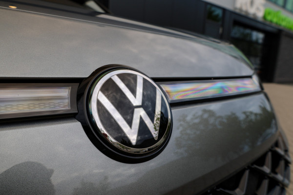 Volkswagen T-Roc 1.5 eTsi R-Line First Edition | NIEUW MODEL | BTW | CAMERA | ELEK.TREKHAAK | ACC | STUURVERWARMING |