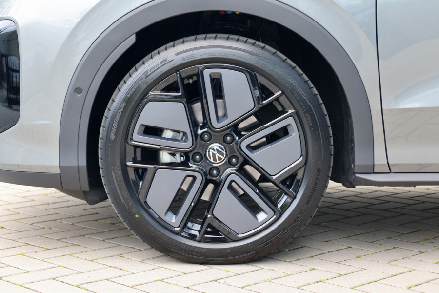 Volkswagen T-Roc 1.5 eTsi R-Line First Edition | NIEUW MODEL | BTW | CAMERA | ELEK.TREKHAAK | ACC | STUURVERWARMING |
