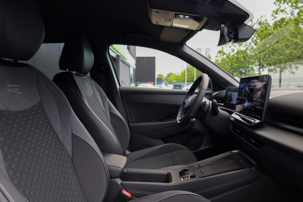 Volkswagen T-Roc 1.5 eTsi R-Line First Edition | NIEUW MODEL | BTW | CAMERA | ELEK.TREKHAAK | ACC | STUURVERWARMING |