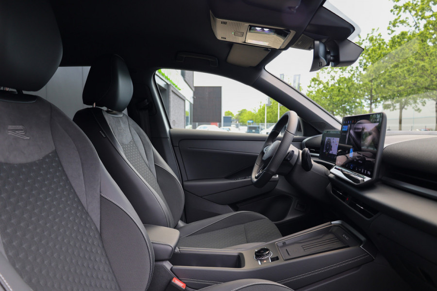 Volkswagen T-Roc 1.5 eTsi R-Line First Edition | NIEUW MODEL | BTW | CAMERA | ELEK.TREKHAAK | ACC | STUURVERWARMING |