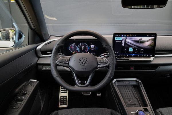 Volkswagen T-Roc 1.5 eTsi R-Line First Edition | NIEUW MODEL | BTW | CAMERA | ELEK.TREKHAAK | ACC | STUURVERWARMING |