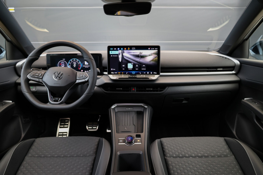 Volkswagen T-Roc 1.5 eTsi R-Line First Edition | NIEUW MODEL | BTW | CAMERA | ELEK.TREKHAAK | ACC | STUURVERWARMING |