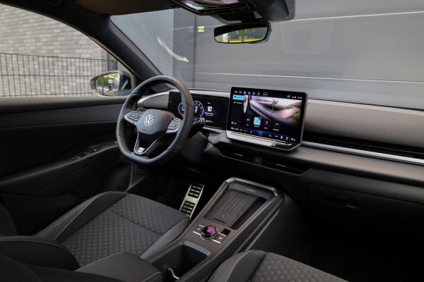 Volkswagen T-Roc 1.5 eTsi R-Line First Edition | NIEUW MODEL | BTW | CAMERA | ELEK.TREKHAAK | ACC | STUURVERWARMING |