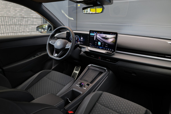 Volkswagen T-Roc 1.5 eTsi R-Line First Edition | NIEUW MODEL | BTW | CAMERA | ELEK.TREKHAAK | ACC | STUURVERWARMING |