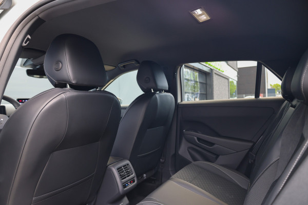 Volkswagen T-Roc 1.5 eTsi R-Line First Edition | NIEUW MODEL | BTW | CAMERA | ELEK.TREKHAAK | ACC | STUURVERWARMING |