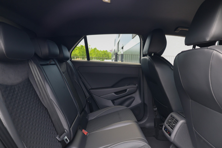 Volkswagen T-Roc 1.5 eTsi R-Line First Edition | NIEUW MODEL | BTW | CAMERA | ELEK.TREKHAAK | ACC | STUURVERWARMING |