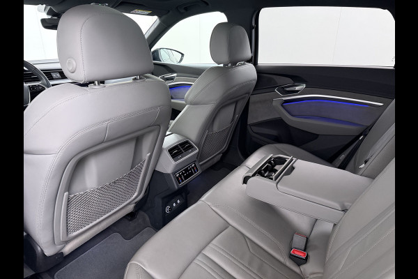 Audi e-tron 55 Quattro 95 kWh SOH 89% Panoramadak Lmv 22" Head-Up Adap.Cruise Bang&Olufsen® 4-Zone Ecc Navi 360°Camera Apple Carplay Android Stoel+Achterbankverwarming Privacy Glas DAB Elek.Achterklep Matrix-Led Keyless Zeer complete Audi!