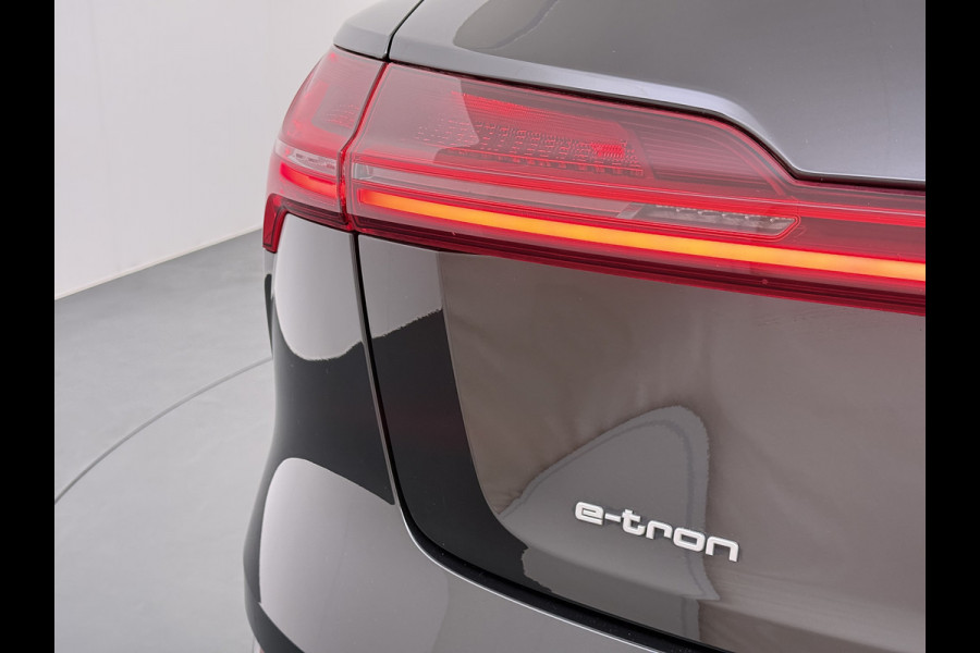 Audi e-tron 55 Quattro 95 kWh SOH 89% Panoramadak Lmv 22" Head-Up Adap.Cruise Bang&Olufsen® 4-Zone Ecc Navi 360°Camera Apple Carplay Android Stoel+Achterbankverwarming Privacy Glas DAB Elek.Achterklep Matrix-Led Keyless Zeer complete Audi!