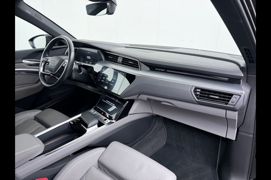 Audi e-tron 55 Quattro 95 kWh SOH 89% Panoramadak Lmv 22" Head-Up Adap.Cruise Bang&Olufsen® 4-Zone Ecc Navi 360°Camera Apple Carplay Android Stoel+Achterbankverwarming Privacy Glas DAB Elek.Achterklep Matrix-Led Keyless Zeer complete Audi!