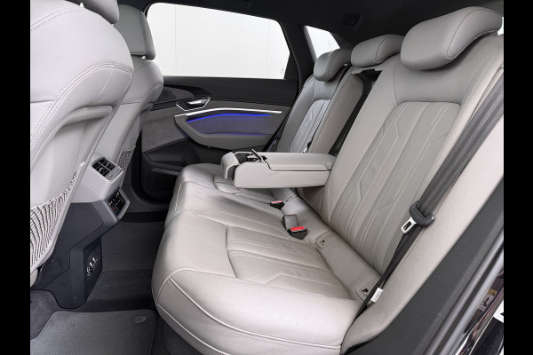Audi e-tron 55 Quattro 95 kWh SOH 89% Panoramadak Lmv 22" Head-Up Adap.Cruise Bang&Olufsen® 4-Zone Ecc Navi 360°Camera Apple Carplay Android Stoel+Achterbankverwarming Privacy Glas DAB Elek.Achterklep Matrix-Led Keyless Zeer complete Audi!