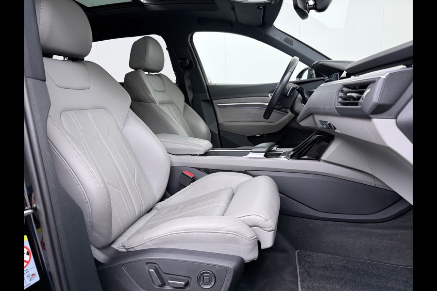 Audi e-tron 55 Quattro 95 kWh SOH 89% Panoramadak Lmv 22" Head-Up Adap.Cruise Bang&Olufsen® 4-Zone Ecc Navi 360°Camera Apple Carplay Android Stoel+Achterbankverwarming Privacy Glas DAB Elek.Achterklep Matrix-Led Keyless Zeer complete Audi!