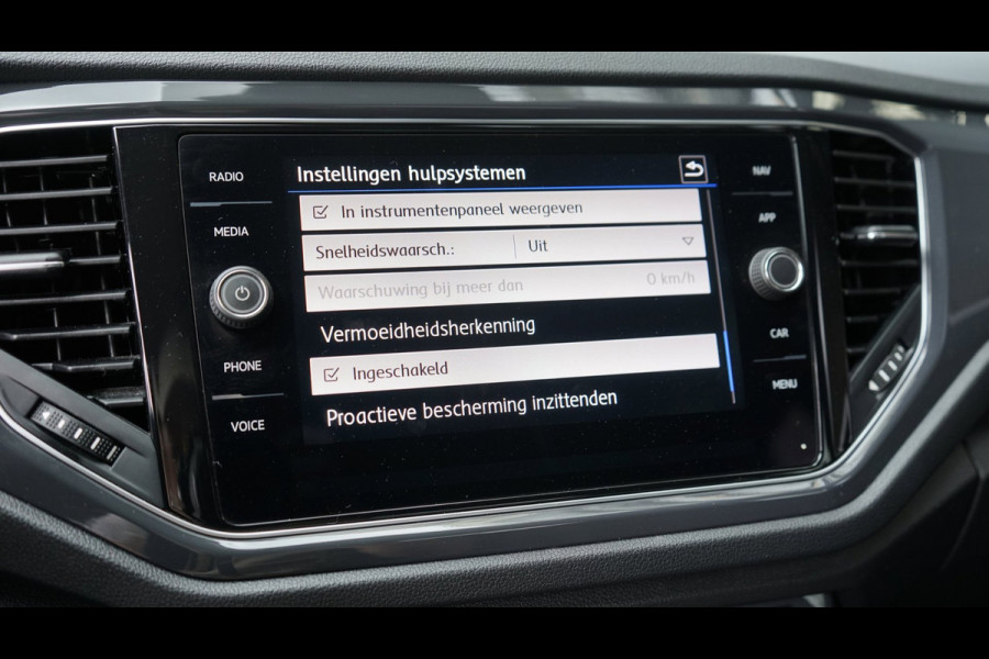 Volkswagen T-Roc 1.5 TSI Sport AUTOMAAT-ACC-CAMERA-FULL LED-KEYLESS-NAVIGATIE-MODE-TREKHAAK-STOELVERWARMING-VIRTUEEL