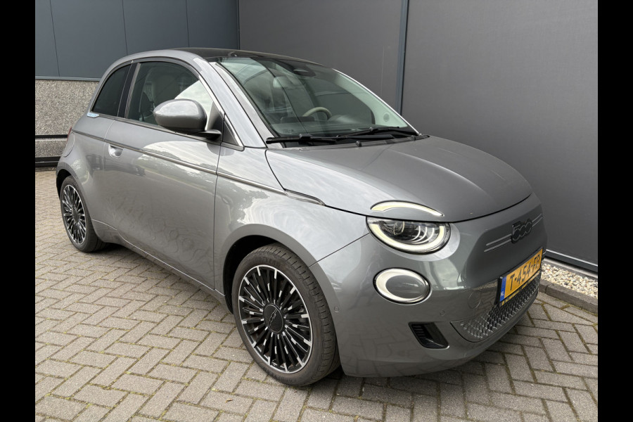 Fiat 500 La Prima by bocelli 42 kWh full option Achteruitrijcamera - Airco - Apple carplay - Navigatie - Parkeersensoren - Panorama dak - Stoelverwarming - Cruise control - Dodehoek detector - Elektrische ramen - Led verlichting - Bluetoot - Keyless start - Stuur leder - Stuur multifunctioneel - Licht metalen velgen 17 inch