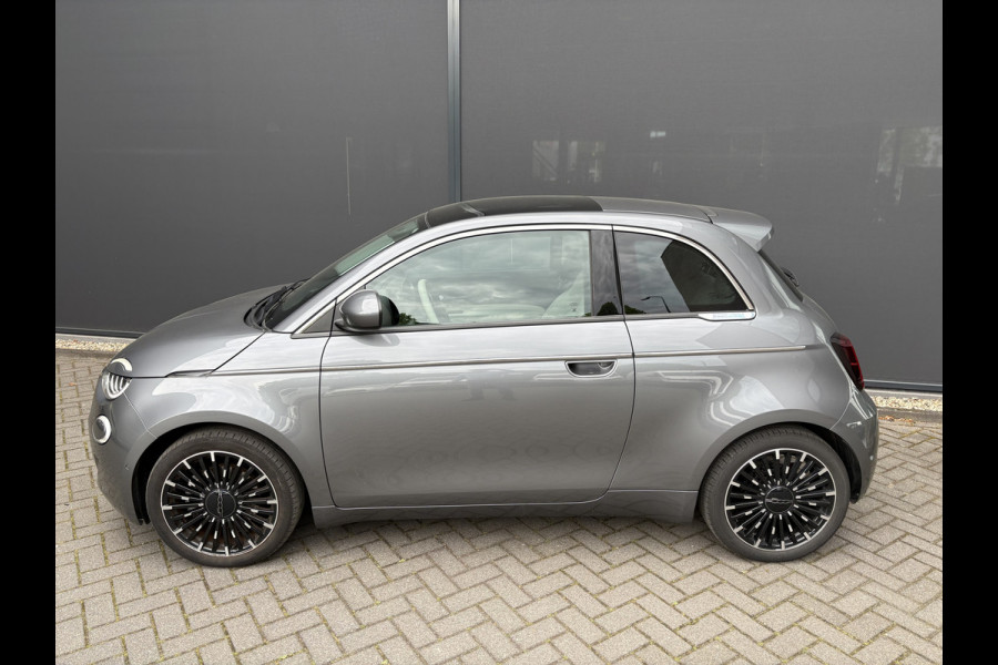 Fiat 500 La Prima by bocelli 42 kWh full option Achteruitrijcamera - Airco - Apple carplay - Navigatie - Parkeersensoren - Panorama dak - Stoelverwarming - Cruise control - Dodehoek detector - Elektrische ramen - Led verlichting - Bluetoot - Keyless start - Stuur leder - Stuur multifunctioneel - Licht metalen velgen 17 inch