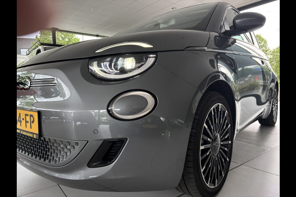 Fiat 500 La Prima by bocelli 42 kWh full option Achteruitrijcamera - Airco - Apple carplay - Navigatie - Parkeersensoren - Panorama dak - Stoelverwarming - Cruise control - Dodehoek detector - Elektrische ramen - Led verlichting - Bluetoot - Keyless start - Stuur leder - Stuur multifunctioneel - Licht metalen velgen 17 inch