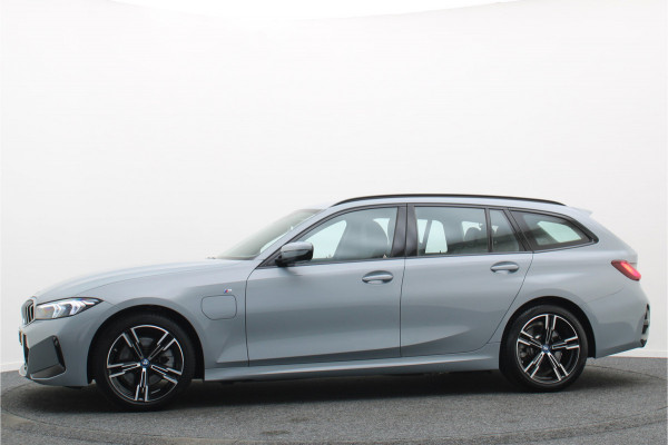 BMW 3 Serie Touring 320e M Sport Leder/Alcantara, Virtual Cockpit, LED, Elek. trekhaak, Apple Carplay, 18"