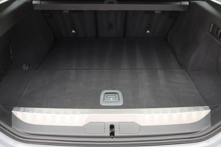 BMW 3 Serie Touring 320e M Sport Leder/Alcantara, Virtual Cockpit, LED, Elek. trekhaak, Apple Carplay, 18"