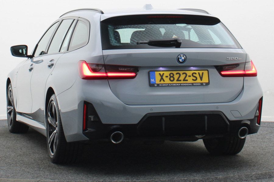 BMW 3 Serie Touring 320e M Sport Leder/Alcantara, Virtual Cockpit, LED, Elek. trekhaak, Apple Carplay, 18"