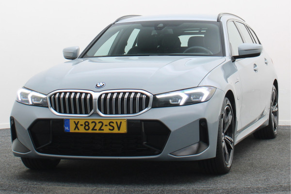 BMW 3 Serie Touring 320e M Sport Leder/Alcantara, Virtual Cockpit, LED, Elek. trekhaak, Apple Carplay, 18"