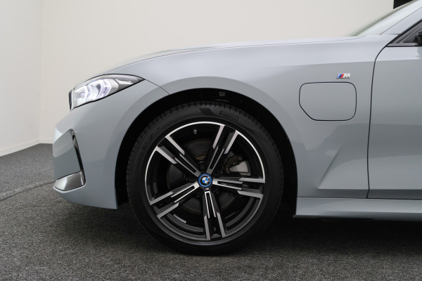 BMW 3 Serie Touring 320e M Sport Leder/Alcantara, Virtual Cockpit, LED, Elek. trekhaak, Apple Carplay, 18"