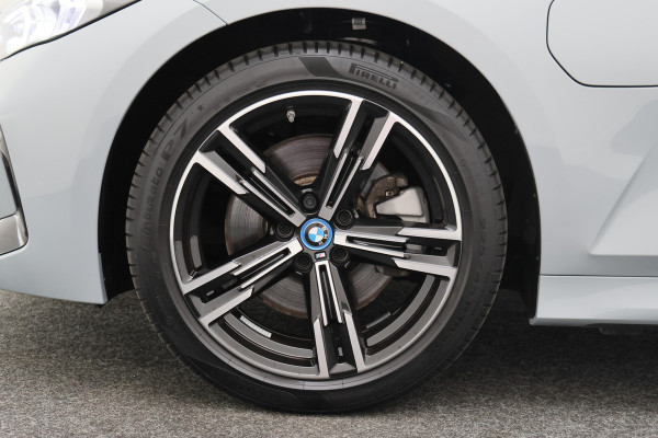 BMW 3 Serie Touring 320e M Sport Leder/Alcantara, Virtual Cockpit, LED, Elek. trekhaak, Apple Carplay, 18"