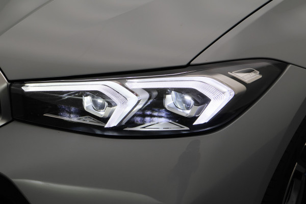 BMW 3 Serie Touring 320e M Sport Leder/Alcantara, Virtual Cockpit, LED, Elek. trekhaak, Apple Carplay, 18"