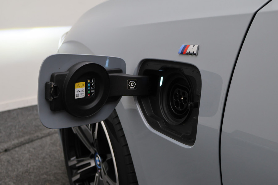 BMW 3 Serie Touring 320e M Sport Leder/Alcantara, Virtual Cockpit, LED, Elek. trekhaak, Apple Carplay, 18"