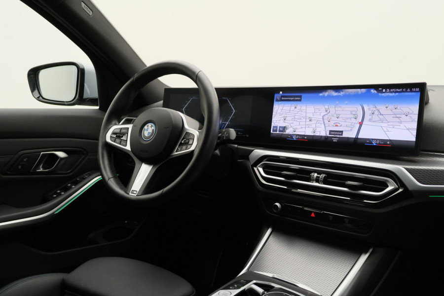 BMW 3 Serie Touring 320e M Sport Leder/Alcantara, Virtual Cockpit, LED, Elek. trekhaak, Apple Carplay, 18"