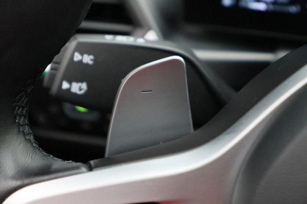 BMW 3 Serie Touring 320e M Sport Leder/Alcantara, Virtual Cockpit, LED, Elek. trekhaak, Apple Carplay, 18"