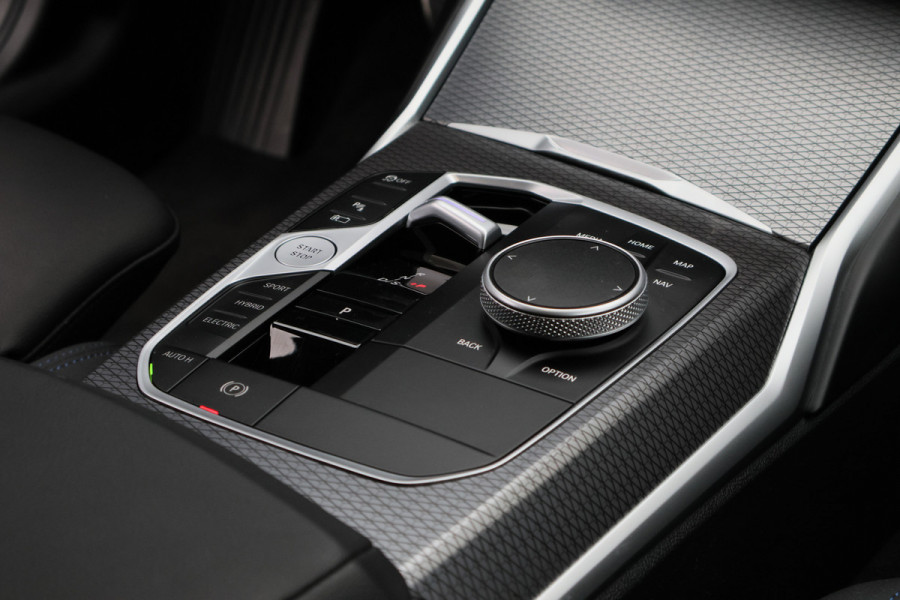 BMW 3 Serie Touring 320e M Sport Leder/Alcantara, Virtual Cockpit, LED, Elek. trekhaak, Apple Carplay, 18"