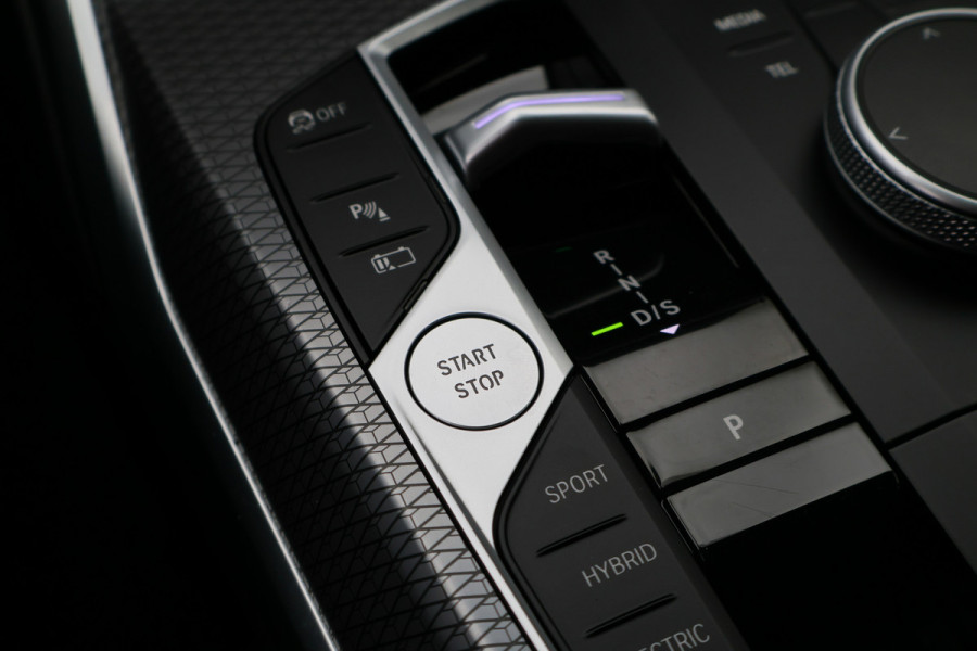 BMW 3 Serie Touring 320e M Sport Leder/Alcantara, Virtual Cockpit, LED, Elek. trekhaak, Apple Carplay, 18"