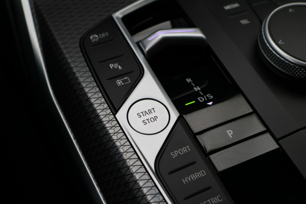 BMW 3 Serie Touring 320e M Sport Leder/Alcantara, Virtual Cockpit, LED, Elek. trekhaak, Apple Carplay, 18"